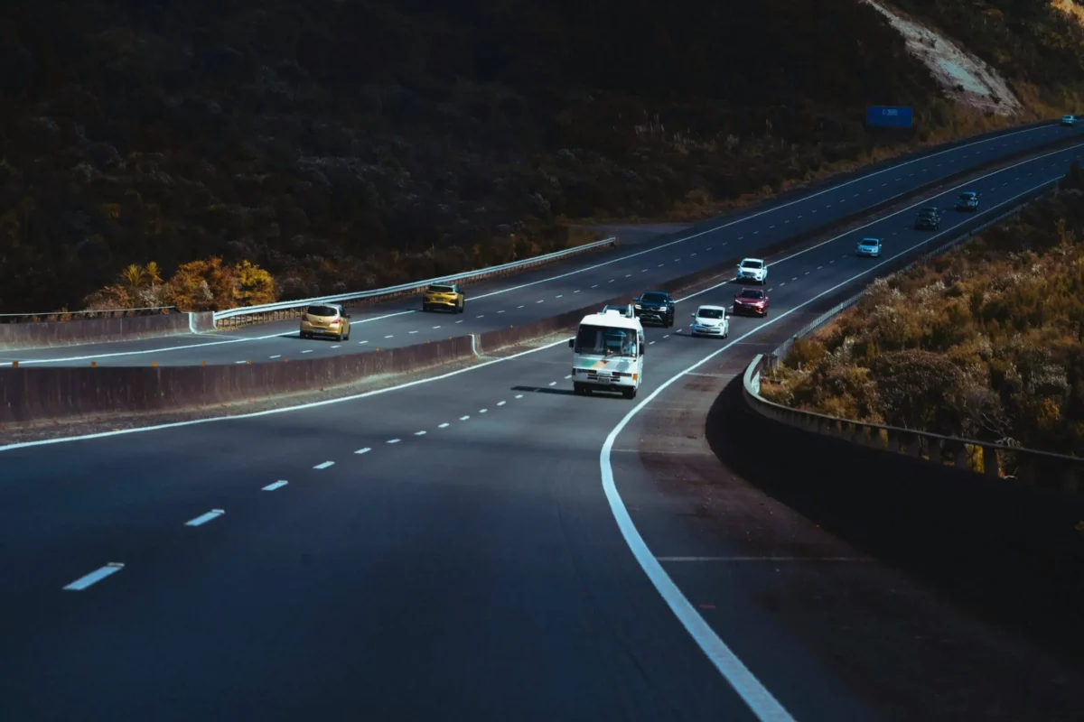 Contravention véhicule entreprise à l’étranger. Autoroute de nuits avec des véhicules en circulation.